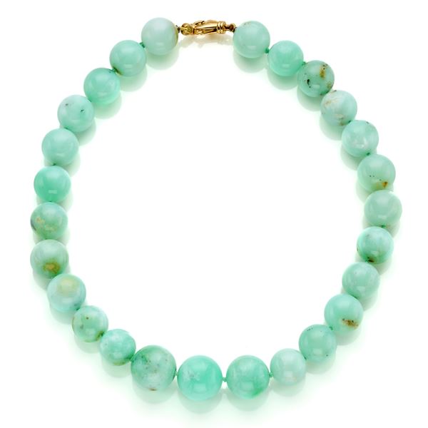 Necklace with chrysoprase boule and gold clasp