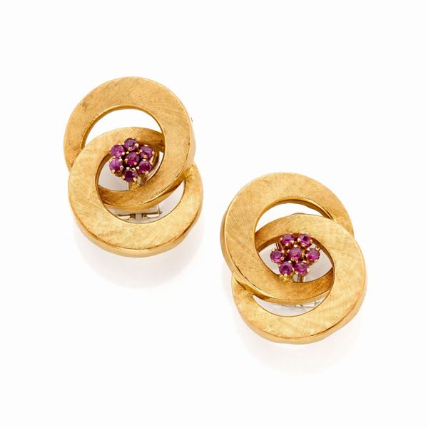 Orecchini in oro e rubini  - Asta GIOIELLI, OROLOGI E LUXURY GOODS - Faraone Casa d'Aste