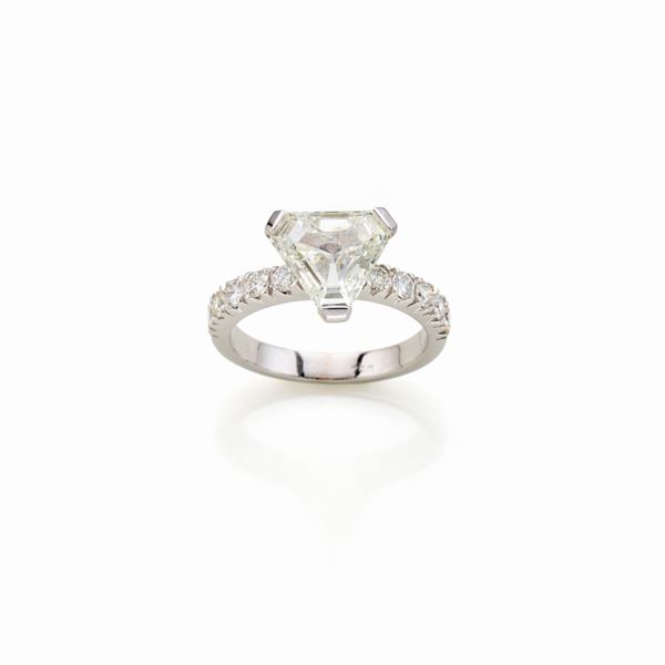 Anello in oro con diamante triangolare