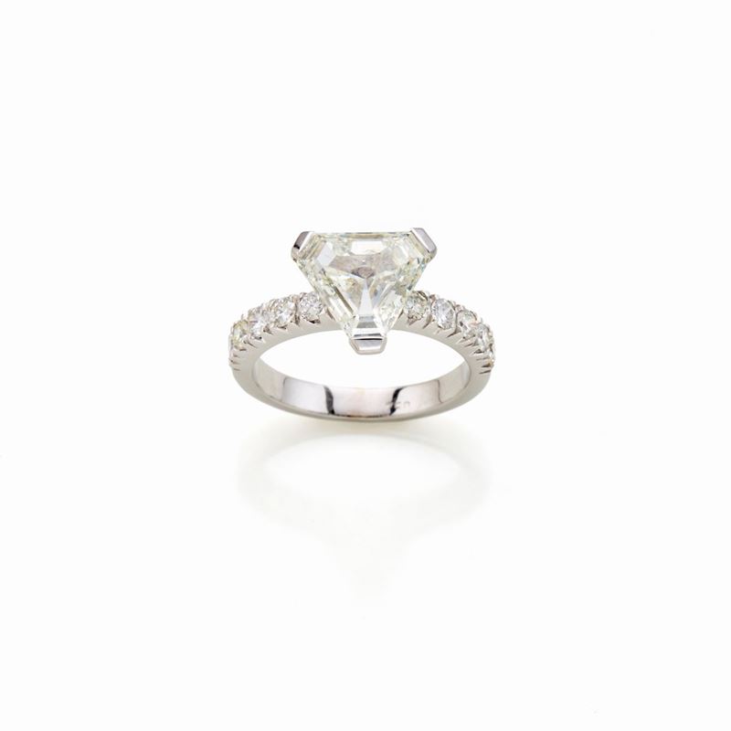 Anello in oro con diamante triangolare