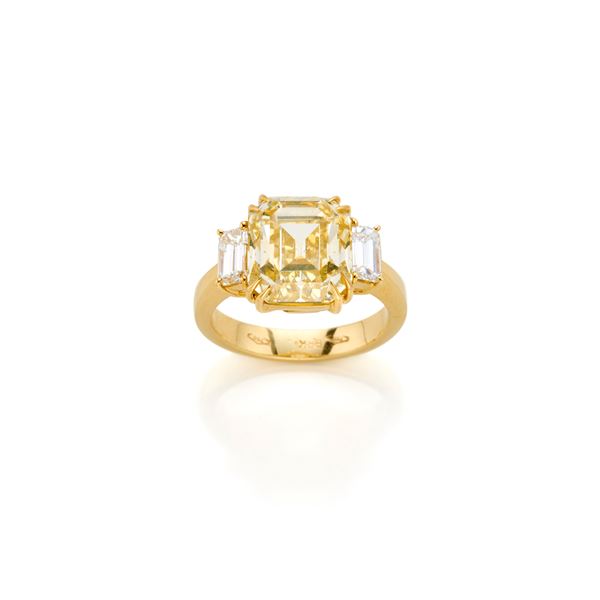 Gold ring with fancy color diamond