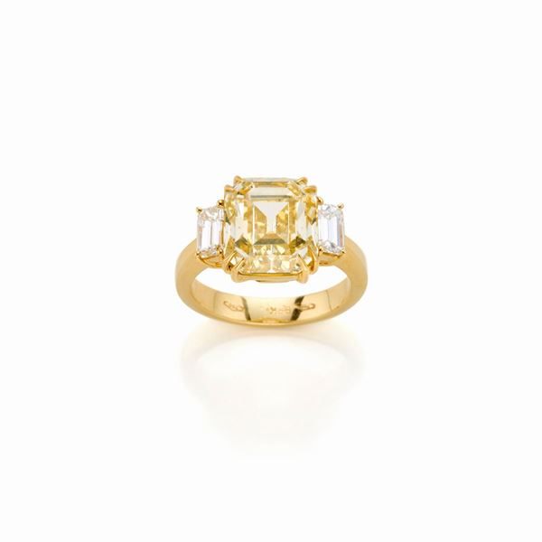Anello in oro con diamante fancy