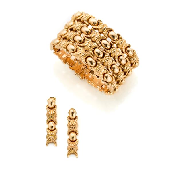 Gold bracelet and earrings 