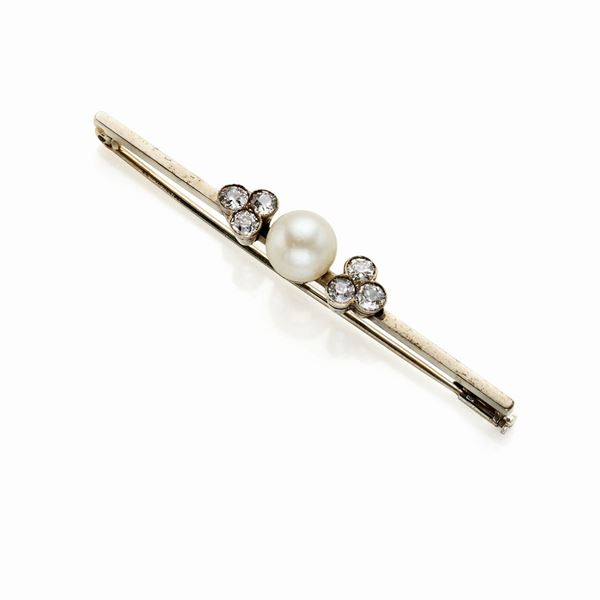Spilla in oro con diamanti e perla 