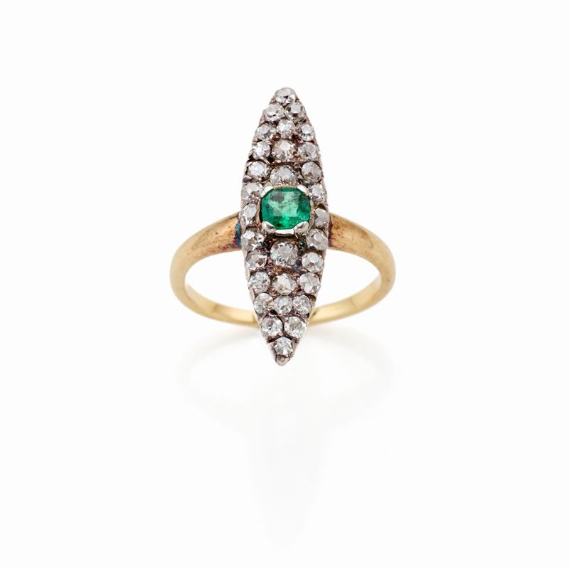 Anello in oro e argento con diamanti e smeraldo