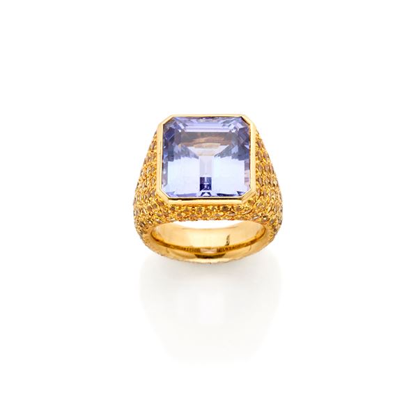 Villa gold ring with tanzanite and sapphires 