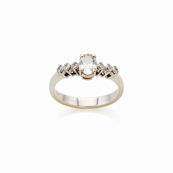 Anello in oro con diamanti