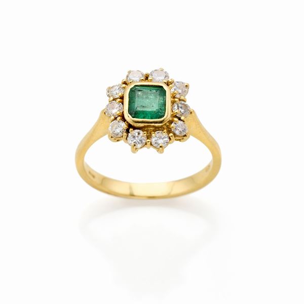 Anello in oro con diamanti e smeraldo