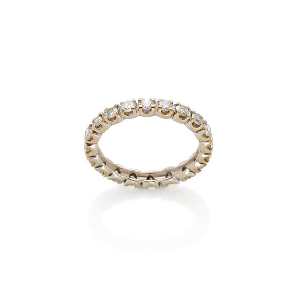 Anello in oro con diamanti 
