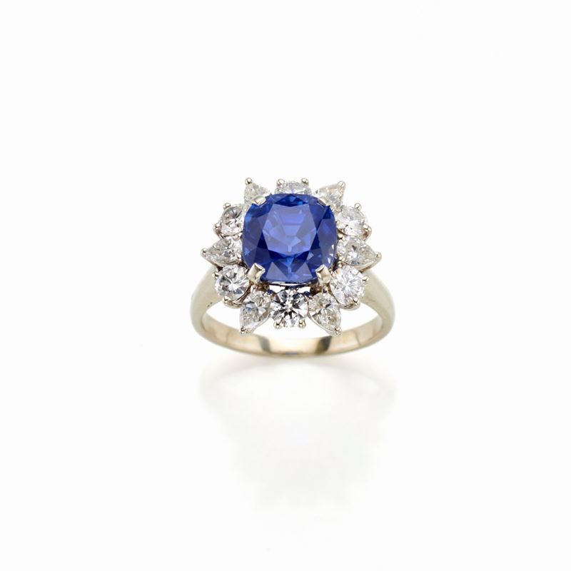 Anello in oro con zaffiro e diamanti