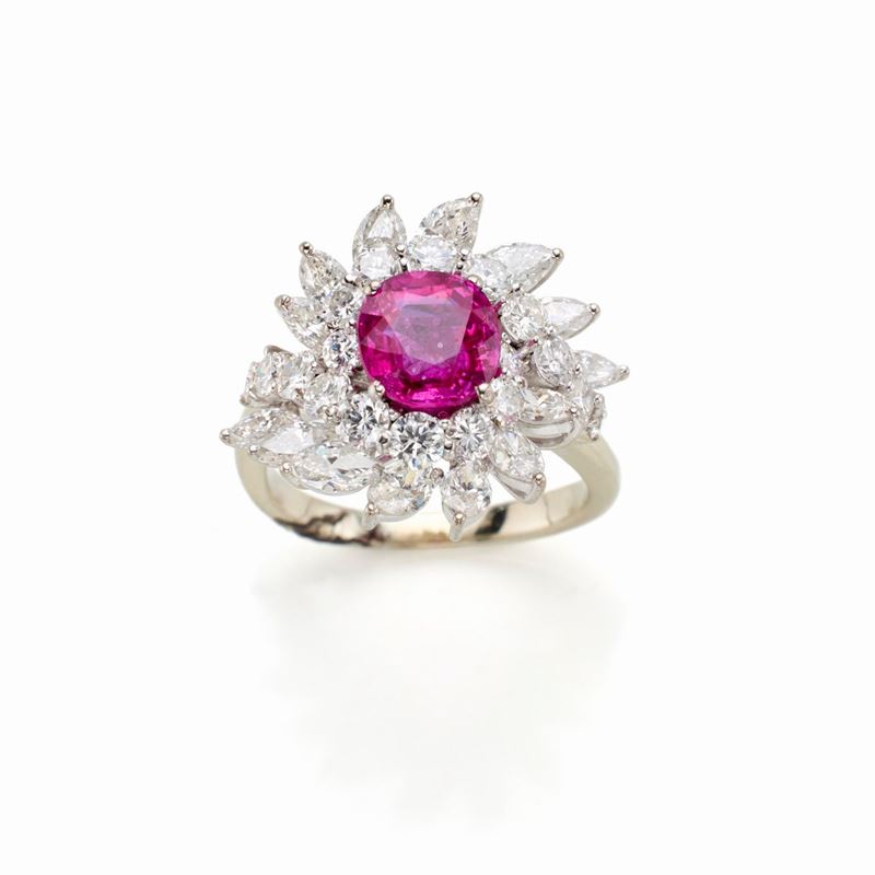 Anello in Oro con Diamanti e Rubino