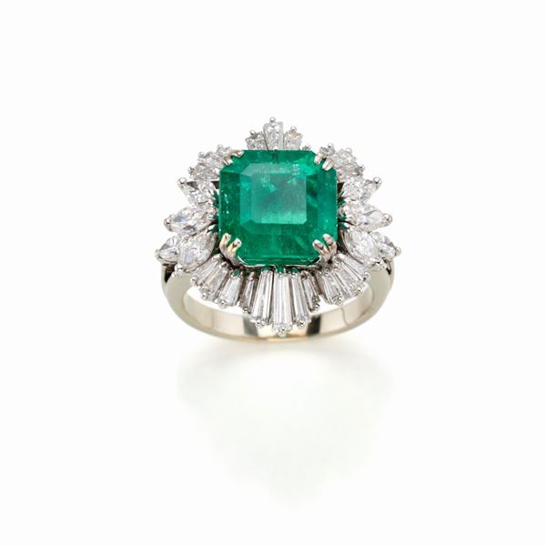 Anello in oro con diamanti e smeraldo