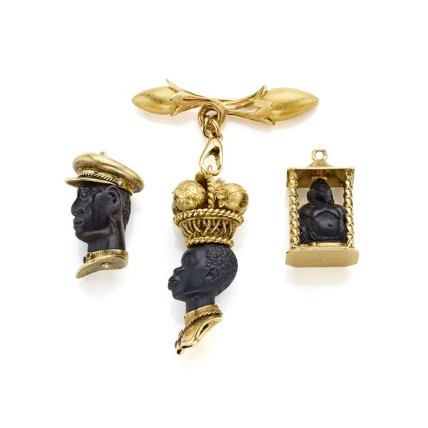 Gold brooch with three charms   - Auction GIOIELLI OROLOGI E LUXURY GOODS - Faraone Casa d'Aste