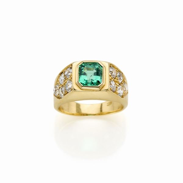 Anello in oro con diamanti e smeraldo