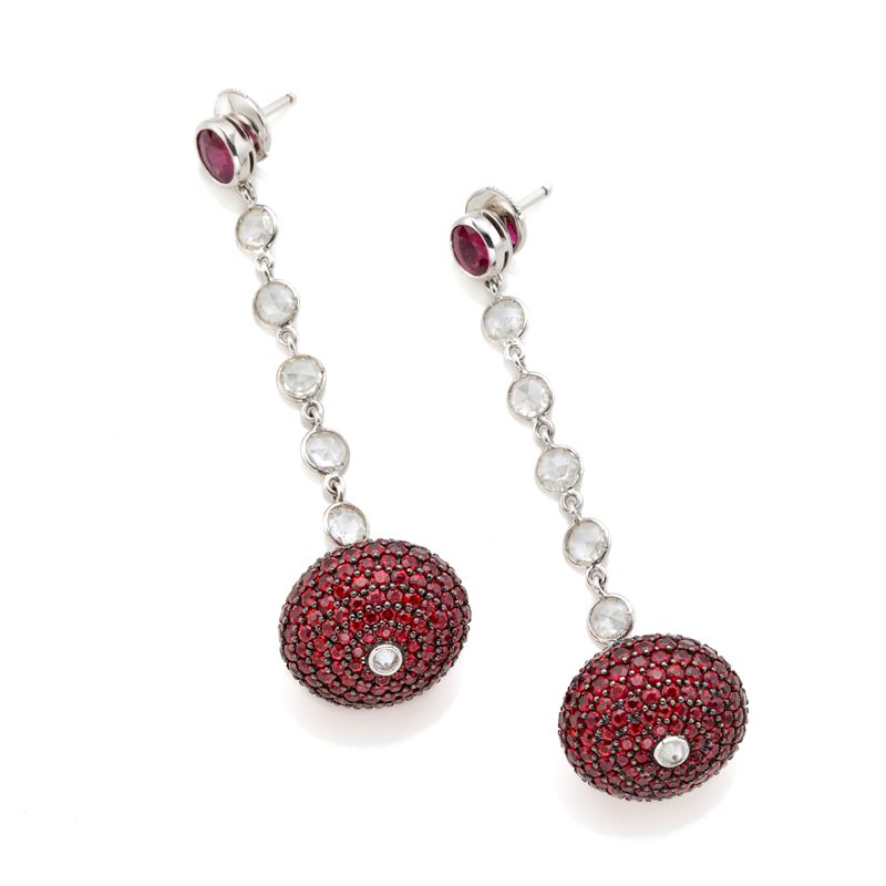 Orecchini Faraone in oro, diamanti e rubini