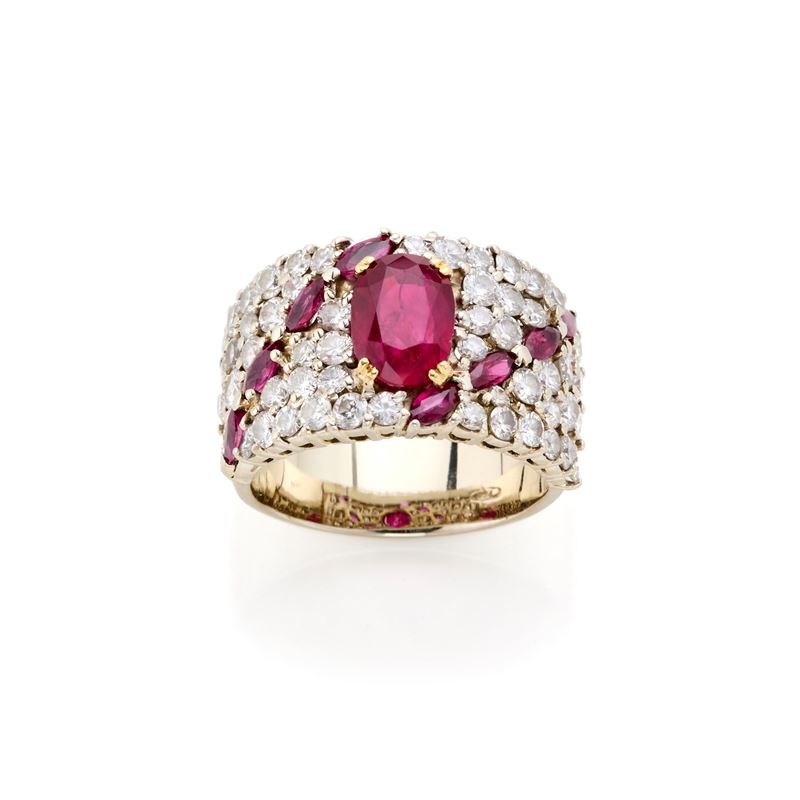 Anello in Oro con Diamanti e Rubino