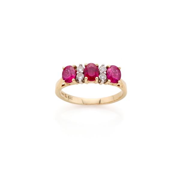 Anello in oro con rubini e diamanti