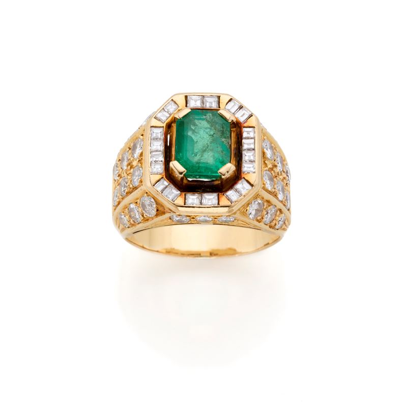 Anello in Oro con Smeraldo e Diamanti