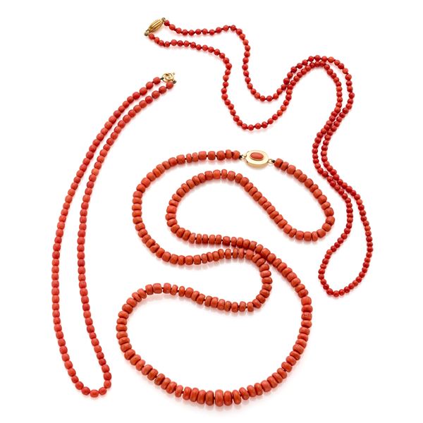 Tre collane in corallo con chiusure in oro   - Asta GIOIELLI, OROLOGI E LUXURY GOODS - Faraone Casa d'Aste