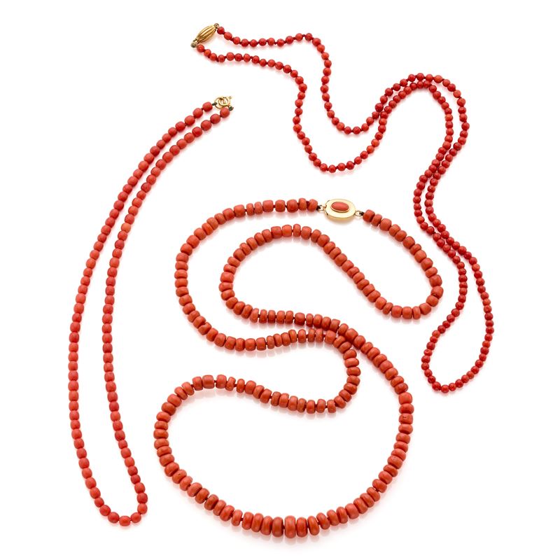 Tre collane in corallo con chiusure in oro