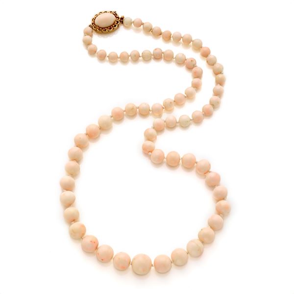 Collana in corallo con chiusura in oro