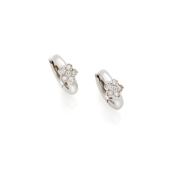 Gold earrings with diamonds 