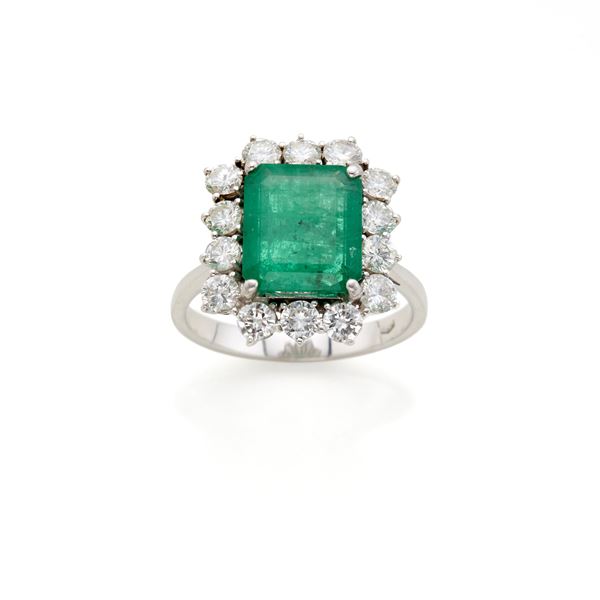 Anello con smeraldo con diamanti