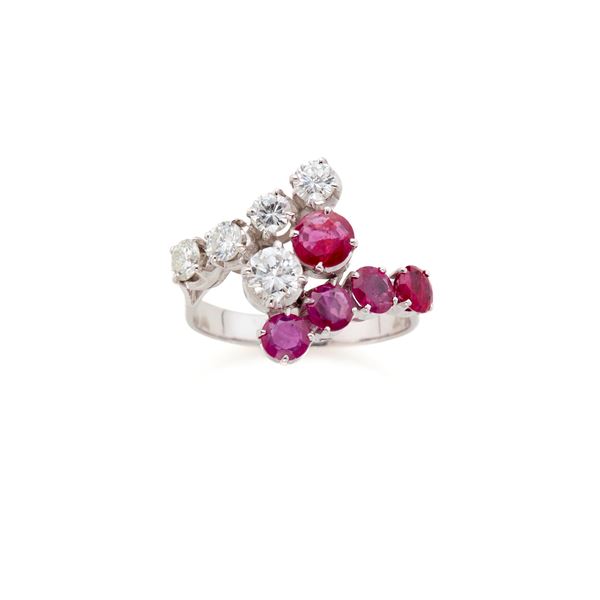 Anello in oro con diamanti e rubini