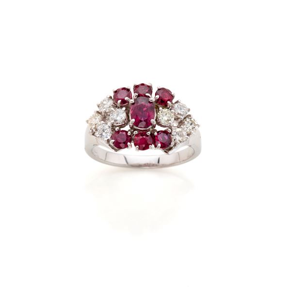 Anello in oro con diamanti e rubini