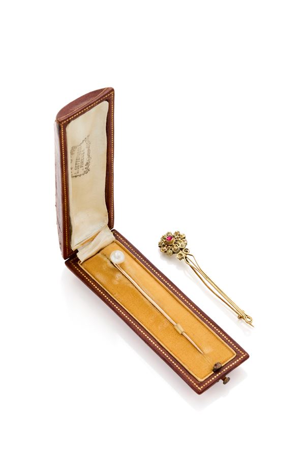 Two gold pins  - Auction GIOIELLI OROLOGI E LUXURY GOODS - Faraone Casa d'Aste