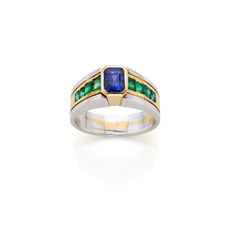 Anello in oro con zaffiro e smeraldi