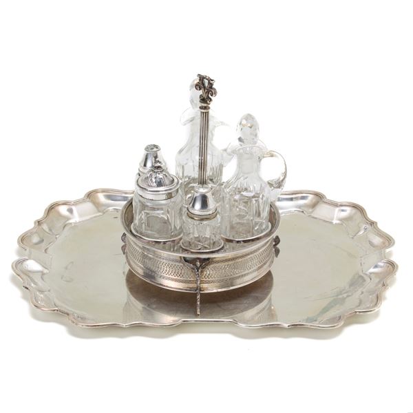 Vassoio e un cruet set in argento