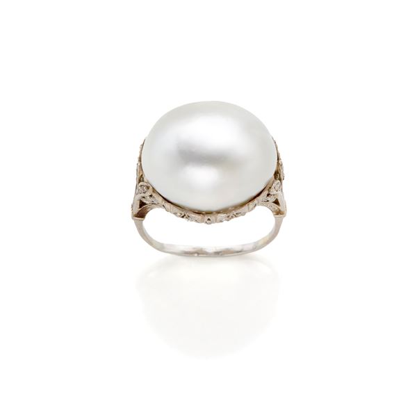 Platinum ring with natural pearl