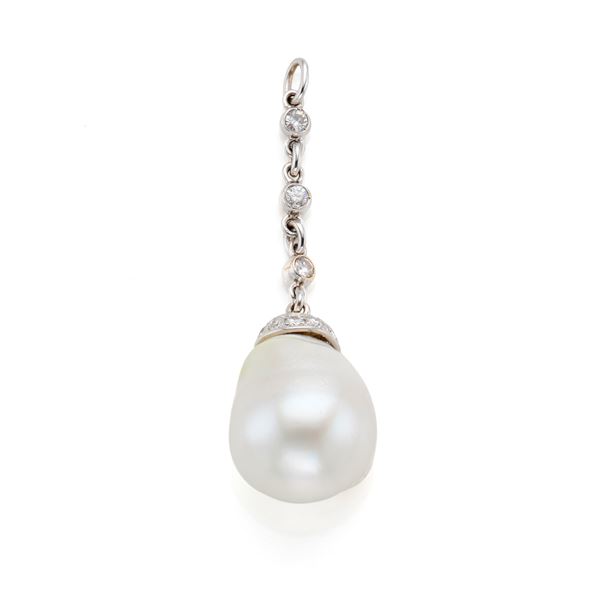 Gold pendant with diamonds and pearl