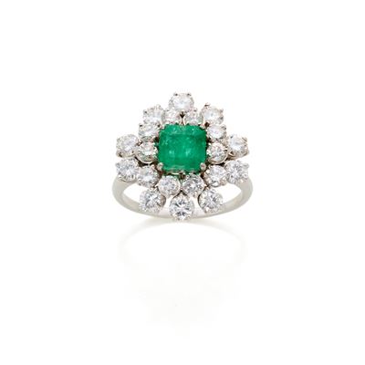 Anello in Oro con Smeraldo e Diamanti