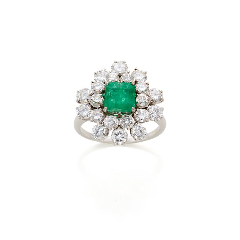 Anello in Oro con Smeraldo e Diamanti