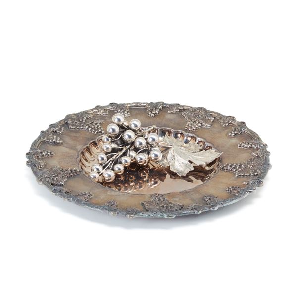 Mario Buccellati : Piatto in argento firmato Gianmaria Buccellati e un grappolo d'uva in argento Mario Buccellati.  - Asta GIOIELLI, OROLOGI E LUXURY GOODS - Faraone Casa d'Aste