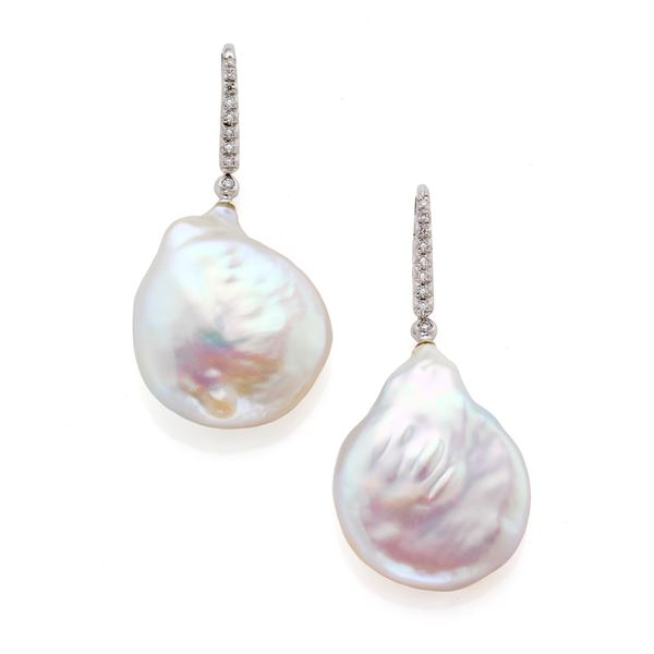 Gold earrings with pearls and diamonds