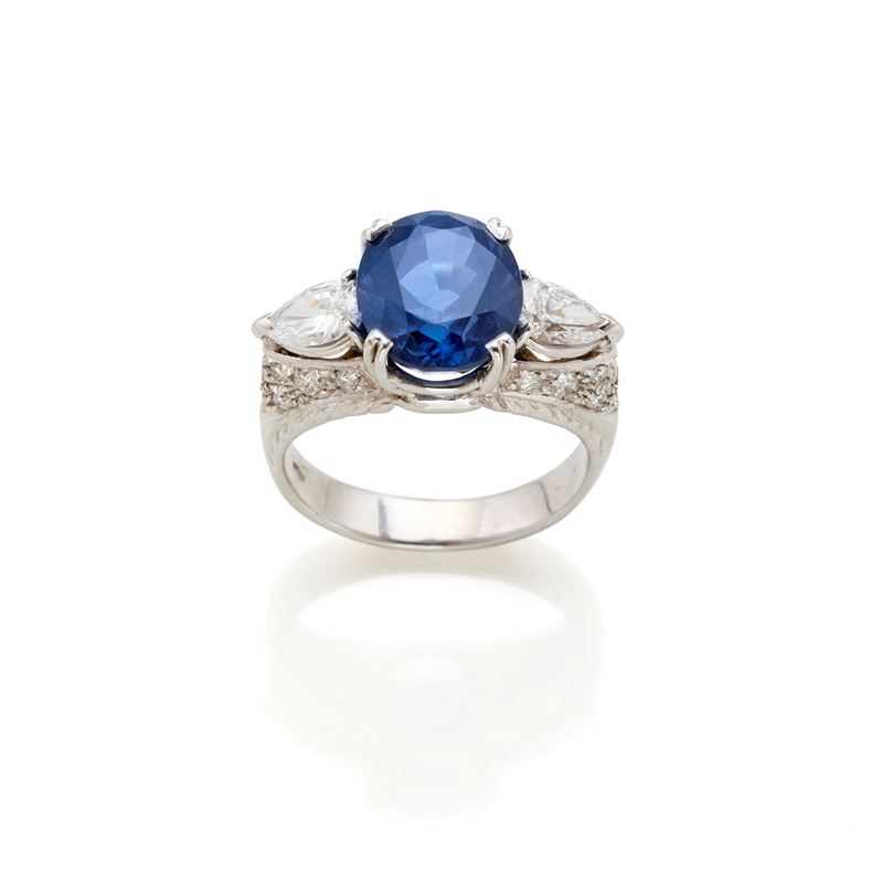 Anello in Oro con Zaffiro e Diamanti