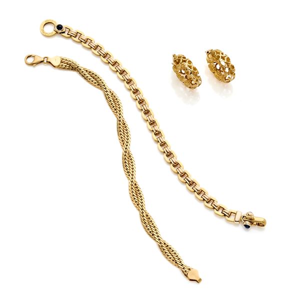 Due bracciali e un paio di orecchini in oro