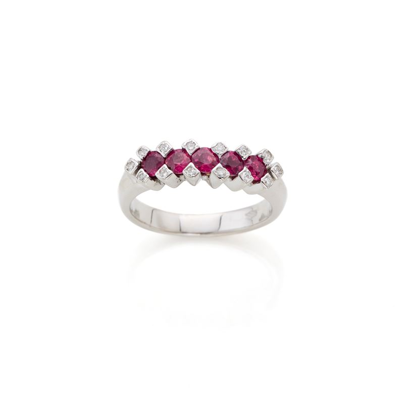 Anello in oro con diamanti e rubini