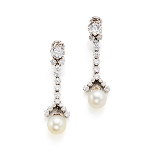 Gold earrings with diamonds and pearls