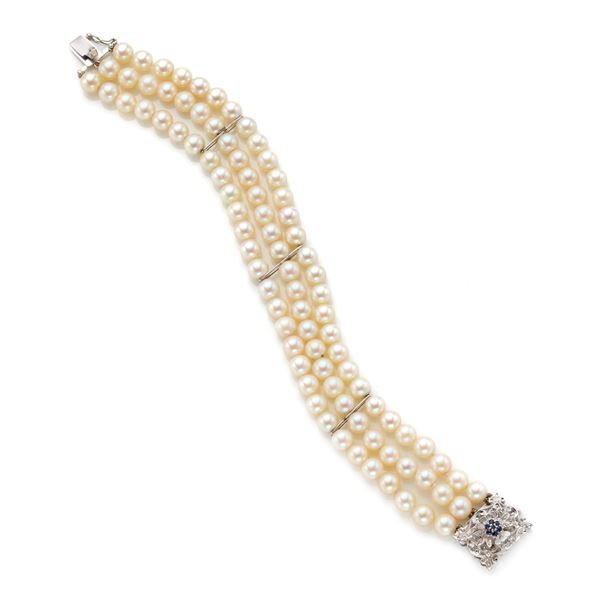 Bracelet with three strands of pearls and gold closure