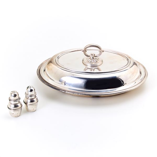  Lot consisting of a dumbwaiter and two salt shakers.  - Auction GIOIELLI OROLOGI E LUXURY GOODS - Faraone Casa d'Aste