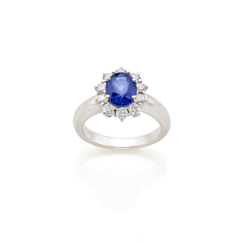 Anello in oro con zaffiro e diamanti