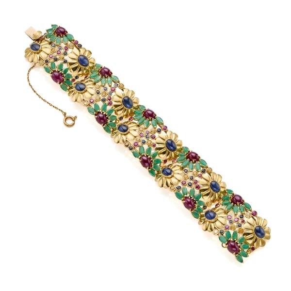 Gold bracelet with floral decoration