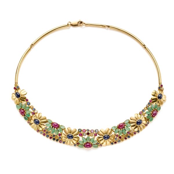 Gold necklace with floral decoration 