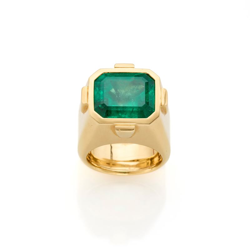 Anello in oro con smeraldo