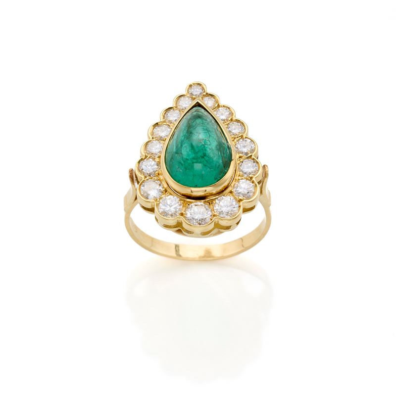 Anello in oro con smeraldo e diamanti