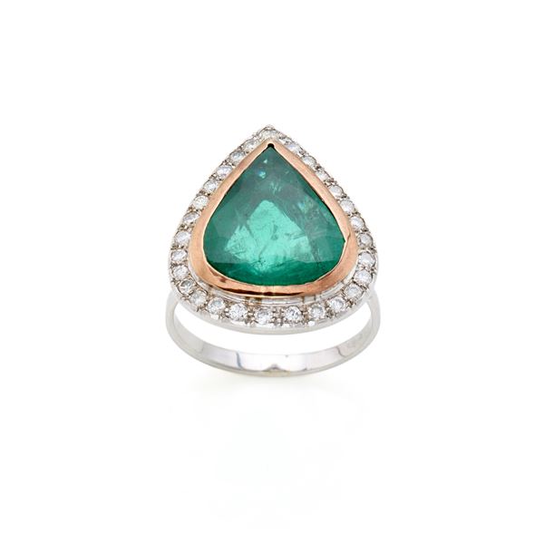 Gold ring witn emerald and diamonds